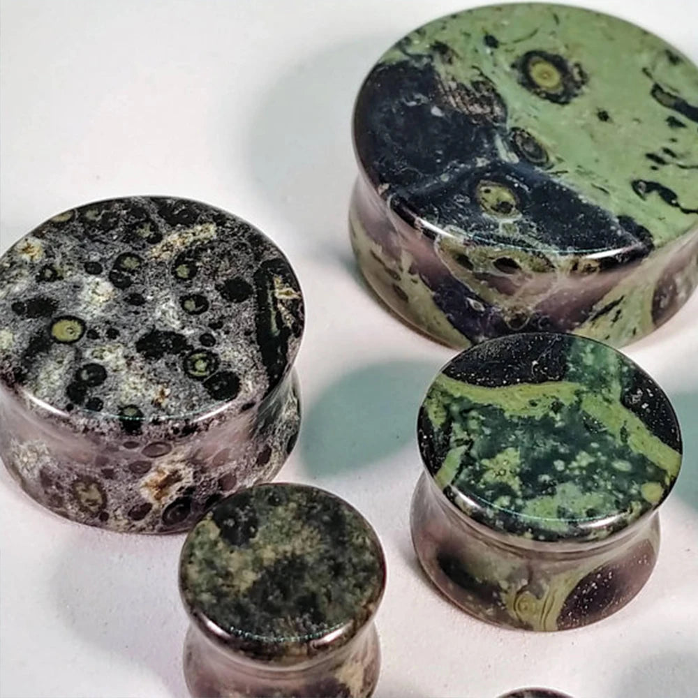 1 PAIR GREEN EYE STONE PLUGS