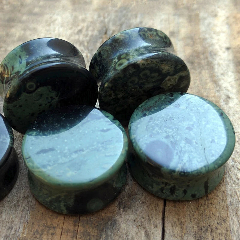 1 PAIR GREEN EYE STONE PLUGS